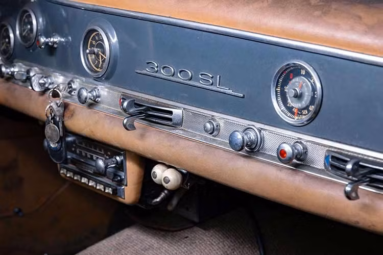 Những điểm nổi bật khác bao gồm đồng hồ đo nhiệt độ ngoại thất cực hiếm được gắn phía trước khoang hành khách, và biển số xe đầu tiên của chiếc xe.