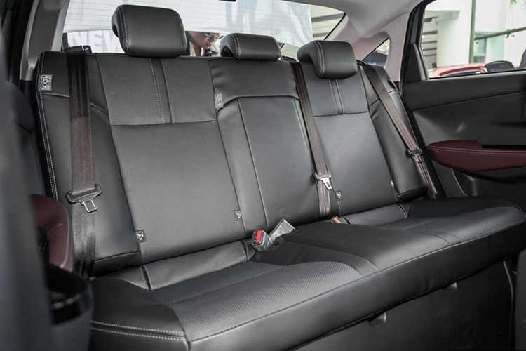 Xe sử dụng hệ truyền động hybrid thế hệ 4 do Toyota tự phát triển, khác biệt so với các mẫu hybrid DNGA khác. Động cơ xăng 1.5L 2NR-VEX chu trình Atkinson, cho công suất 91 PS và mô-men xoắn 121 Nm, kết hợp cùng mô-tơ điện 80 PS/141 Nm. Tổng công suất đạt 111 PS, tiêu thụ nhiên liệu chỉ 3,6L/100 km (tương đương 27,8 km/l) – một trong những mức tiết kiệm tốt nhất phân khúc.