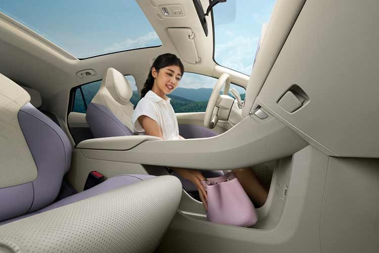 Với mức giá thấp hơn hầu hết các mẫu xe điện cỡ nhỏ khác tại Vương quốc Anh, MG4 EV Urban sở hữu hệ thống phanh khẩn cấp tự động MG Pilot, hỗ trợ giữ làn đường và kiểm soát hành trình thích ứng, cùng với cảm biến đỗ xe phía sau, mâm hợp kim 17 inch và khả năng kết nối V2L.