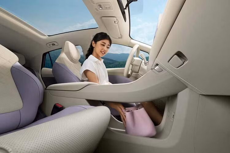 Với mức giá thấp hơn hầu hết các mẫu xe điện cỡ nhỏ khác tại Vương quốc Anh, MG4 EV Urban sở hữu hệ thống phanh khẩn cấp tự động MG Pilot, hỗ trợ giữ làn đường và kiểm soát hành trình thích ứng, cùng với cảm biến đỗ xe phía sau, mâm hợp kim 17 inch và khả năng kết nối V2L.