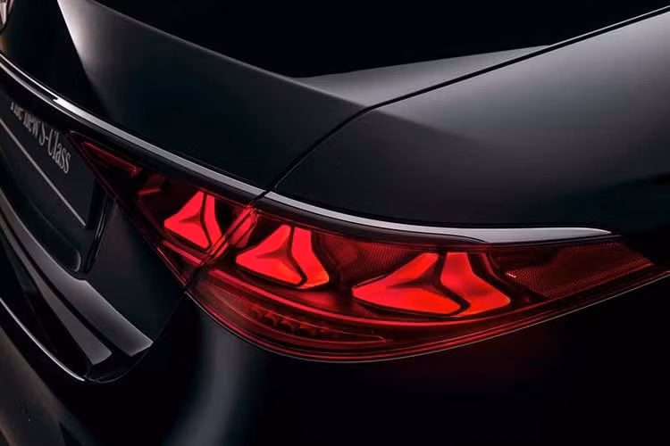 Ở một số thị trường, biểu tượng ngôi sao trên nắp ca-pô của chiếc sedan hạng sang này còn có khả năng phát sáng, tăng tính nhận diện khi di chuyển ban đêm.