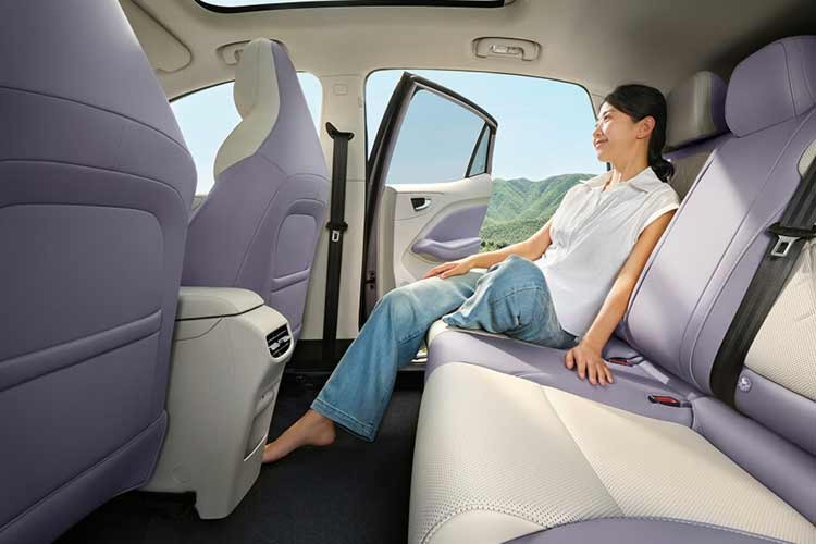 Các trang bị tiêu chuẩn khác bao gồm cụm đồng hồ kỹ thuật số, hệ thống giải trí màn hình cảm ứng độ phân giải cao, đèn pha LED và kết nối điện thoại không dây thông qua Android Auto và Apple CarPlay. Nâng cấp từ phiên bản Comfort lên phiên bản Premium sẽ bổ sung thêm camera 360 độ, hệ thống sưởi cho ghế trước và vô lăng, bộ sạc điện thoại không dây, hệ thống định vị vệ tinh...