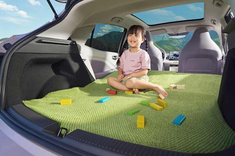 Đối với mẫu MG4 EV dẫn động cầu sau, các phiên bản SE và Trophy đã bị ngừng sản xuất trong năm nay để nhường chỗ cho phiên bản Premium. Phiên bản này sở hữu tất cả các trang bị của Urban Premium, trong khi phiên bản XPOWER bổ sung thêm những tính năng hấp dẫn như mâm xe lớn hơn, lốp hiệu suất cao, hệ thống hỗ trợ khởi động và màn hình hiển thị chế độ đường đua, cùng hệ thống phanh lớn hơn với nắp màu cam cho kẹp phanh.