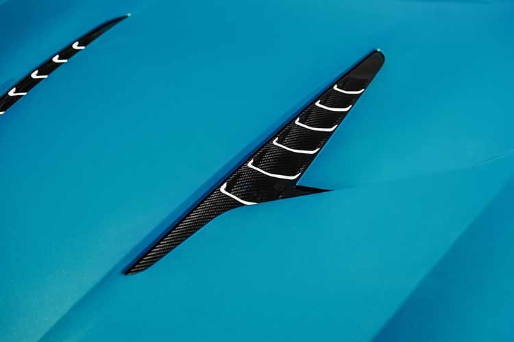 Vì đây chỉ là bản nâng cấp ngoại hình của chiếc Vanquish Volante tiêu chuẩn, nên xe không có bất kỳ cải tiến nào về mặt cơ khí. Mang danh hiệu là mẫu xe mui trần động cơ đặt trước nhanh nhất và mạnh nhất thế giới, "quái vật" này được trang bị động cơ V12 tăng áp kép 5.2 lít, giống như phiên bản coupe, có khả năng sản sinh công suất 824 mã lực và mô-men xoắn 1.000 Nm.