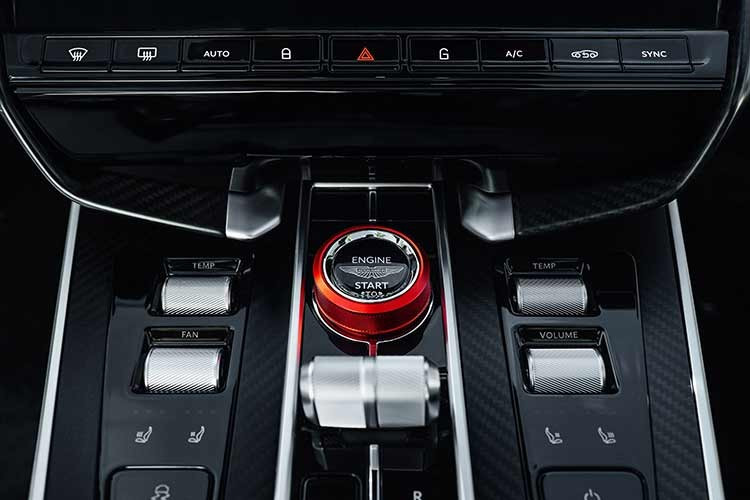 Màu trắng, cũng xuất hiện trên logo V12, được cho là mô phỏng những con sóng vỗ vào đá dọc bờ biển, nhưng nó tương phản mạnh mẽ với màu đen bóng ở phần dưới và phần trên của xe và màu đỏ trên kẹp phanh – màu này cũng có mục đích, đó là mô phỏng màu sắc của các phao đánh dấu vùng biển ven biển Florida. Trái ngược với vẻ ngoài năng động, nội thất của Volante được thiết kế như một ốc đảo yên tĩnh, với màu chủ đạo là trắng băng (Glacier White).