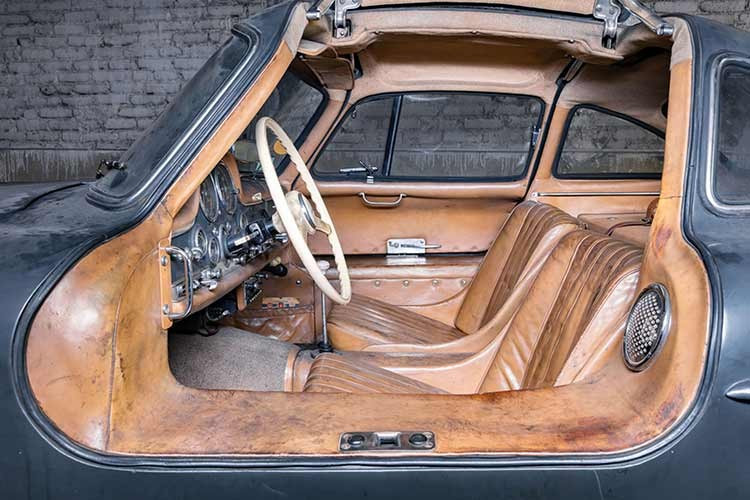 Rõ ràng là màu sơn xe đã bị hao mòn ở một số chỗ và vẫn còn phủ đầy bụi trong garage vào thời điểm đấu giá, nhưng nhìn chung vẫn trong tình trạng tuyệt vời (đặc biệt là xét đến tuổi đời của chiếc xe).