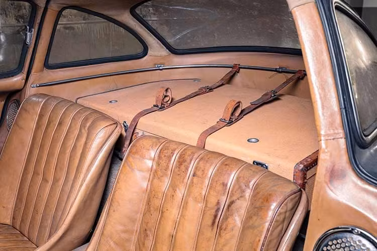 Nội thất da trên chiếc Mercedes-Benz 300 SL Gullwing này vẫn còn nguyên bản chưa từng bị thay đổi hay vệ sinh, và một trong hai chiếc vali nguyên bản vẫn còn đi kèm với xe.