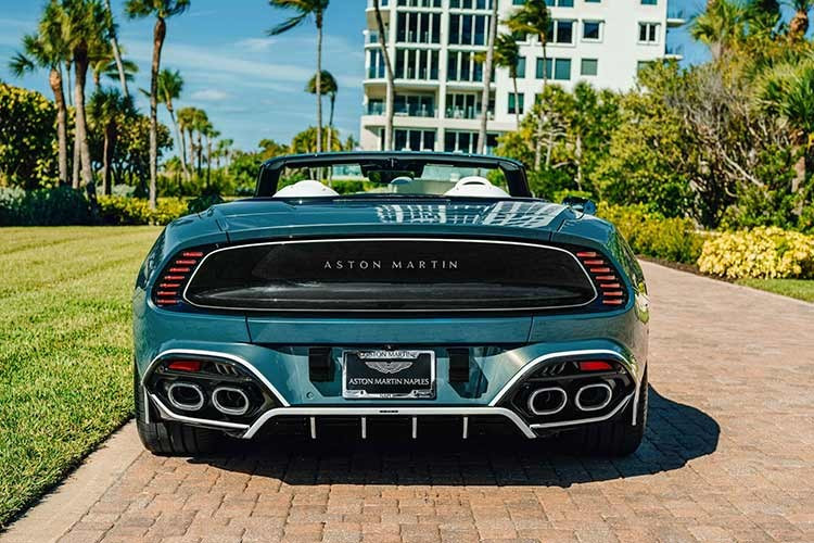 Giống như tất cả những chiếc xe được bán để gây quỹ từ thiện, Vanquish cũng phải có một chủ đề, và cái tên đã thể hiện rõ điều đó: sự chuyển động của nước và sóng ở khu vực vịnh Florida. Bằng cách sử dụng khéo léo các loại sơn và màu sắc, những người ở Q by Aston Martin và Aston Martin Naples, đơn vị phụ trách dự án, đã phần nào thành công trong việc tạo ra một chiếc xe có khả năng truyền tải đúng thông điệp.