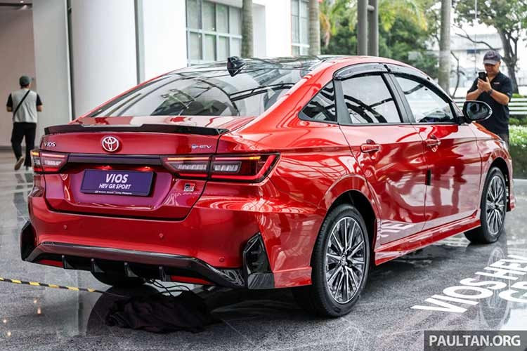 Vios Hybrid sở hữu danh sách an toàn ấn tượng với 6 túi khí và gói Toyota Safety Sense, bao gồm: Phanh khẩn cấp tự động (AEB); Ga tự động thích ứng (ACC); Hỗ trợ giữ làn (LKA), theo làn (LFA); Cảnh báo điểm mù (BSM); Cảnh báo phương tiện cắt ngang khi lùi (RCTA); Kiểm soát nhầm chân ga; Đèn pha thích ứng.