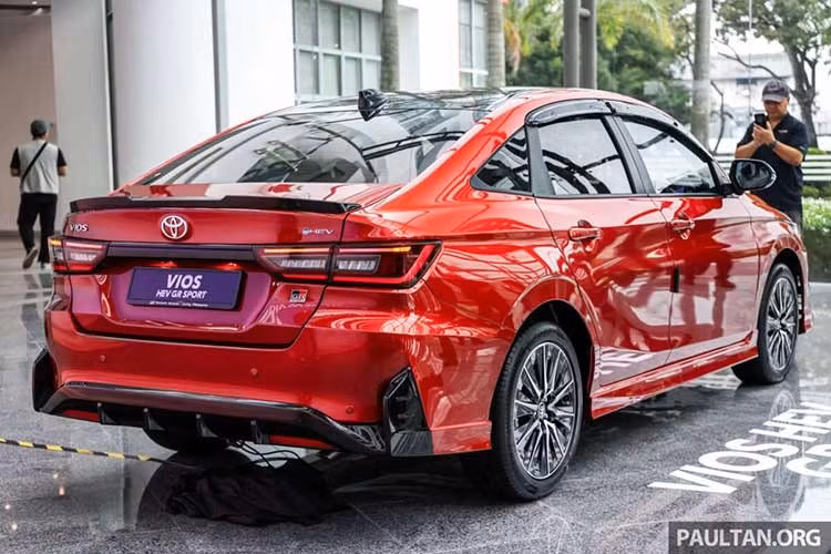 Vios Hybrid sở hữu danh sách an toàn ấn tượng với 6 túi khí và gói Toyota Safety Sense, bao gồm: Phanh khẩn cấp tự động (AEB); Ga tự động thích ứng (ACC); Hỗ trợ giữ làn (LKA), theo làn (LFA); Cảnh báo điểm mù (BSM); Cảnh báo phương tiện cắt ngang khi lùi (RCTA); Kiểm soát nhầm chân ga; Đèn pha thích ứng.