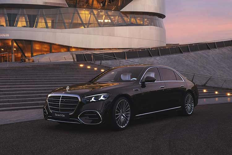 Phiên bản Mercedes-Benz S-Class 2026 vừa được giới thiệu dự kiến mở bán từ cuối năm 2026 tại nhiều thị trường toàn cầu. Đây không đơn thuần là một bản nâng cấp giữa vòng đời mà theo công bố từ Mercedes-Benz, hơn 50% linh kiện trên xe đã được thay mới hoặc thiết kế lại, tương đương khoảng 2.700 chi tiết khác biệt.