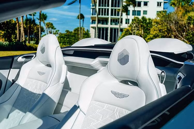 Từ nơi này đến nơi khác, chiếc Aston Martin đều có những điểm nhấn màu trắng Club Sport. Bạn có thể thấy chúng dưới dạng các đường kẻ mảnh trên các chi tiết sợi carbon màu đen, bao gồm cả phần dưới thân xe, gương chiếu hậu, chắn bùn bên, tấm chắn phía sau và các khe thông gió trên nắp ca-pô.