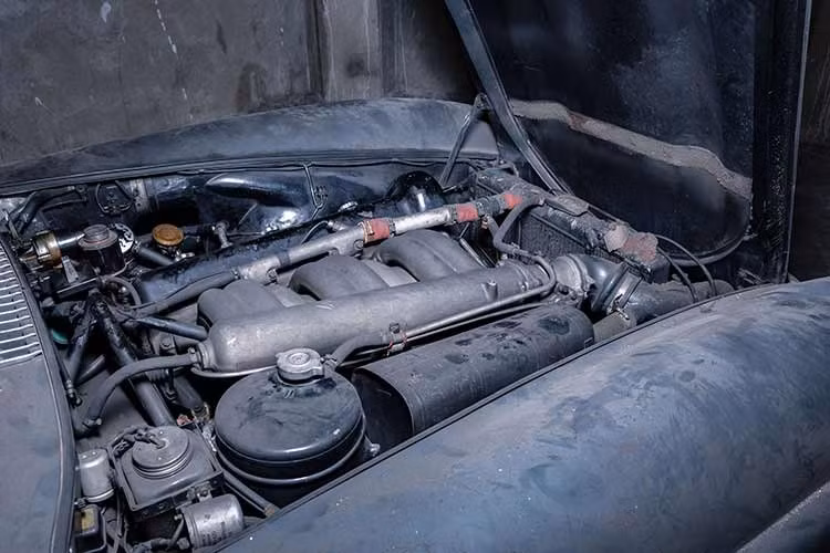 Đây là 1 trong 106 chiếc được sơn màu Graphitgrau và là một trong 30 chiếc được giao mới tại Pháp, nhưng nó là chiếc duy nhất vẫn còn nguyên bản 100%.