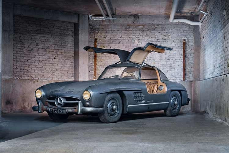 Phiên đấu giá Automobile Legends của Artcurial tại Paris đã kết thúc tuần này, với bốn chiếc xe được bán với giá hàng triệu đô la. Chiếc xe đắt nhất, một chiếc Mercedes-Benz 300 SL Gullwing năm 1956, đã được bán với giá khổng lồ 4,4 triệu euro (khoảng 5,27 triệu đô la - tương đương 136 tỷ đồng).