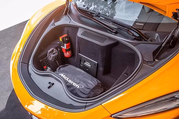Còn khoang hành lý trước của chiếc siêu xe McLaren GT này sẽ có chỗ đựng đồ rộng 150 lít, phù hợp với va li cỡ vừa hay túi xách cùng một số đồ dùng cá nhân của chủ xe.