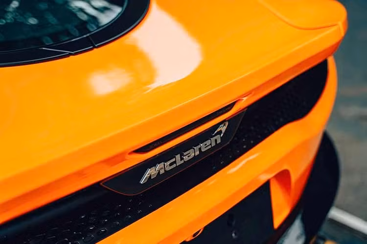 Ở thiết kế, siêu xe McLaren GT có đèn pha LED mới sắc cạnh và đèn hậu LED nằm ngang, tương tự như các siêu xe McLaren khác, phiên bản Grand Touring cũng sở hữu bộ cửa cánh bướm thời trang và dễ dàng giúp chủ nhân cũng như hành khách ra vào xe thoải mái.