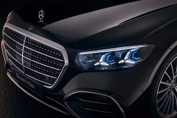 Tổng thể mẫu xe sang Mercedes-Benz S-Class 2026 vẫn giữ phong thái sang trọng quen thuộc, nhưng được bổ sung nhiều chi tiết ánh sáng mang hơi hướng công nghệ cao.