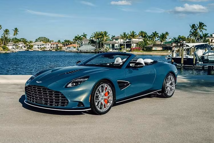 Sắp tới, Aston Martin sẽ kỷ niệm 1 năm kể từ khi ra mắt chiếc Vanquish Volante hiện tại, phiên bản mạnh mẽ nhất của dòng xe mui trần từ trước đến nay. Như thể muốn nhắc nhở chúng ta về điều đó, hãng xe Anh quốc đã giới thiệu một phiên bản mới của chiếc xe, được gọi đơn giản là Wave Edition.