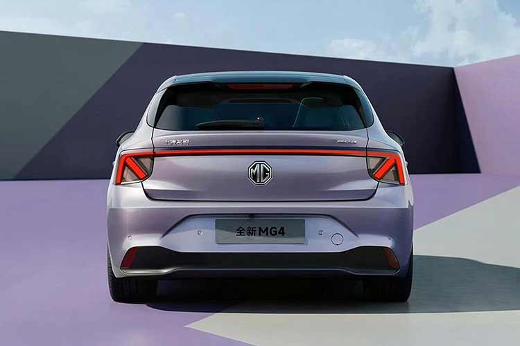 MG4 EV XPOWER cũng được trang bị nội thất bọc Alcantara và chất liệu giả da. Ghế trước có đệm đỡ là trang bị tiêu chuẩn. Tuy nhiên, để có phạm vi hoạt động tối đa, MG4 EV Premium là lựa chọn tốt hơn nhờ phạm vi hoạt động theo tiêu chuẩn WLTP là 338 dặm (544 km). Cả MG4 EV được nâng cấp và MG4 EV Urban mới đều được bảo hành 7 năm/80.000 dặm.