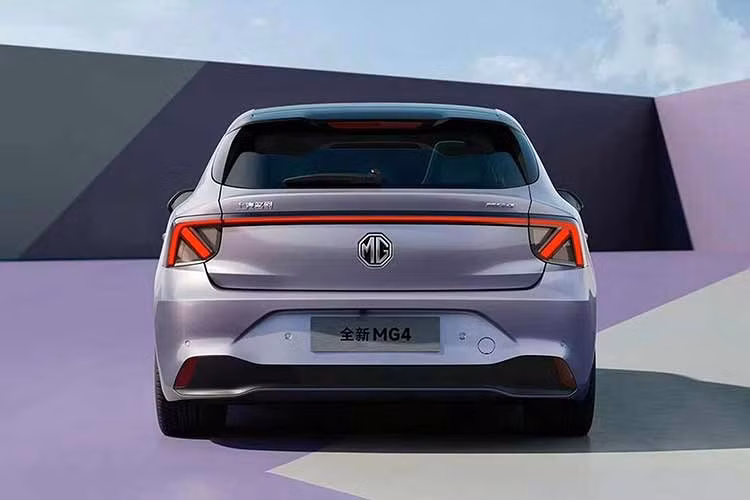 MG4 EV XPOWER cũng được trang bị nội thất bọc Alcantara và chất liệu giả da. Ghế trước có đệm đỡ là trang bị tiêu chuẩn. Tuy nhiên, để có phạm vi hoạt động tối đa, MG4 EV Premium là lựa chọn tốt hơn nhờ phạm vi hoạt động theo tiêu chuẩn WLTP là 338 dặm (544 km). Cả MG4 EV được nâng cấp và MG4 EV Urban mới đều được bảo hành 7 năm/80.000 dặm.