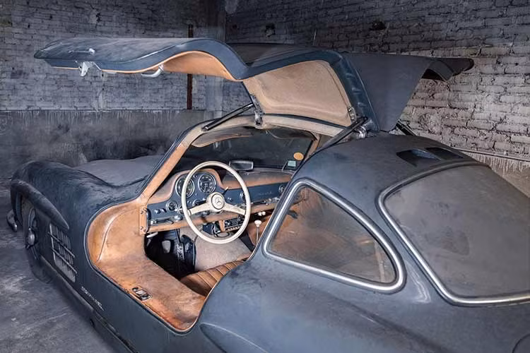 Chỉ mới chạy được 34.255 km và được bảo dưỡng cẩn thận trong suốt bảy thập kỷ, chiếc Gullwing vẫn còn giữ được phần lớn lớp sơn màu xám đậm nguyên bản.