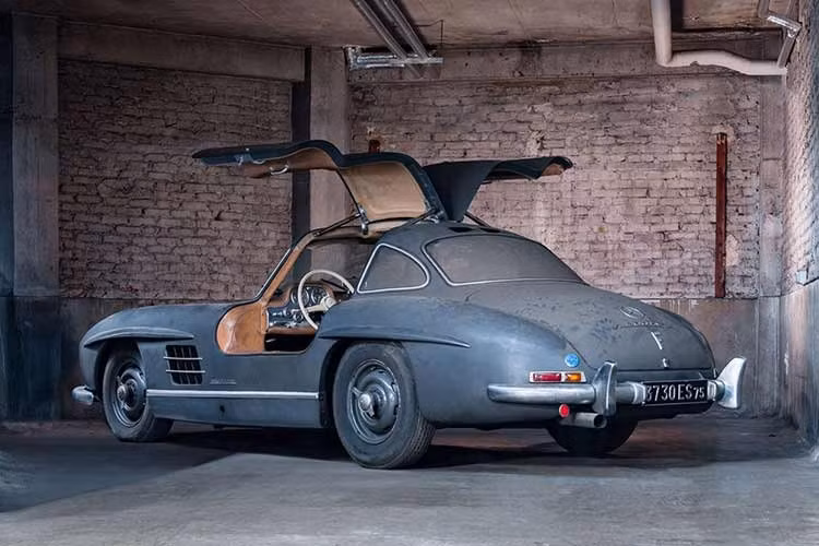 Vậy điều gì đã khiến các nhà sưu tập bỏ ra gần 6 triệu đô la cho chiếc xe thể thao Mercedes-Benz 300 SL đời 1956 này? Lý do chính là vì đây là chiếc xe nguyên bản nhất còn sót lại trên thế giới.