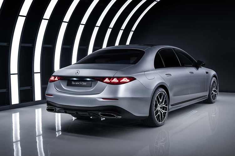 Mercedes-Benz S-Class 2026 duy trì ba cấu hình động cơ. Bản S 500 4Matic sử dụng động cơ 3.0L 6 xi-lanh kết hợp mild-hybrid, cho công suất khoảng 442 mã lực. Phiên bản S 580 4Matic trang bị động cơ V8 4.0L tăng áp kép, đạt khoảng 530 mã lực và khả năng tăng tốc 0-100 km/h trong khoảng 3,9 giây.