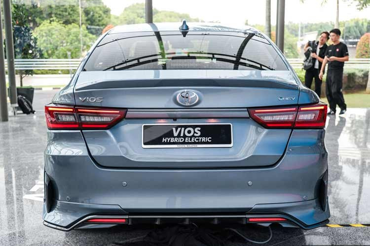 Ngoại hình Vios Hybrid vẫn trung thành với ngôn ngữ thiết kế thể thao của thế hệ hiện tại. Điểm khác biệt nhỏ nằm ở các chi tiết mạ chrome tối màu và bộ mâm 16 inch mới cho bản HEV tiêu chuẩn, trong khi bản GR Sport sở hữu mâm 17 inch thiết kế khí động học và bộ bodykit riêng biệt.
