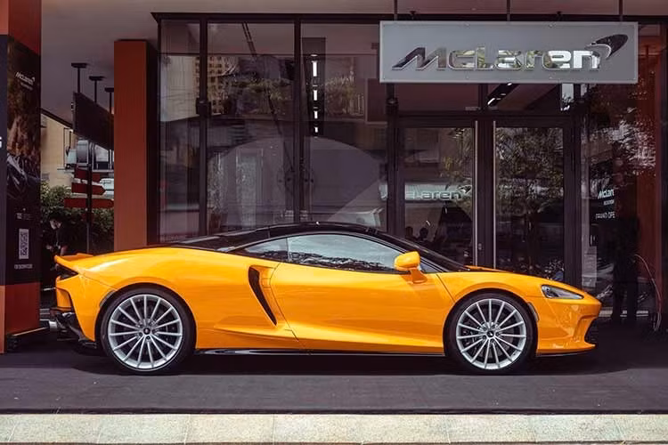 Tại Việt Nam chỉ có đúng 2 xe McLaren GT xuất hiện, chiếc xe của đại gia đồng nát Nghệ An này mang màu cam và biển số cũng rất đỉnh với "tứ quý 6", thật ra biển này trước đây được lắp trên siêu xe Lamborghini Huracan LP610-4 màu cam, tuy nhiên sau khi rao bán, đại gia này đã đăng ký cho chiếc McLaren GT.