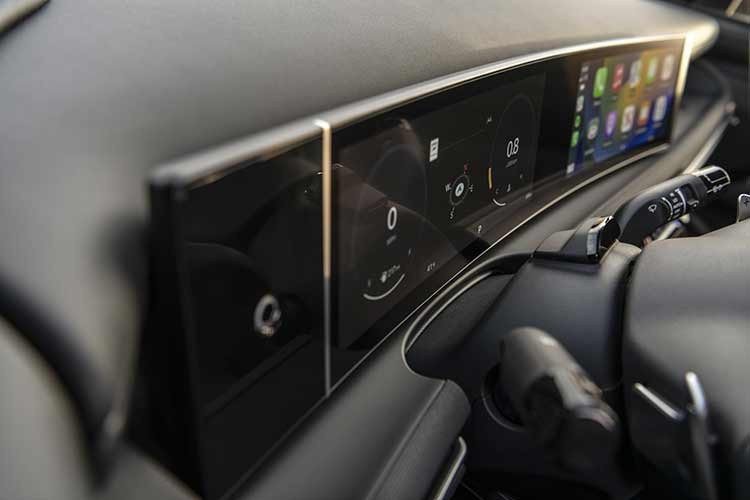 Santa Cruz phiên bản 2026 tại Mỹ có giá từ 29.750 USD, trang bị động cơ 2.5L hút khí tự nhiên hoặc tăng áp, kết hợp hộp số tự động và tùy chọn dẫn động bốn bánh. Đây được xem là năm cuối cùng mẫu bán tải này được sản xuất.