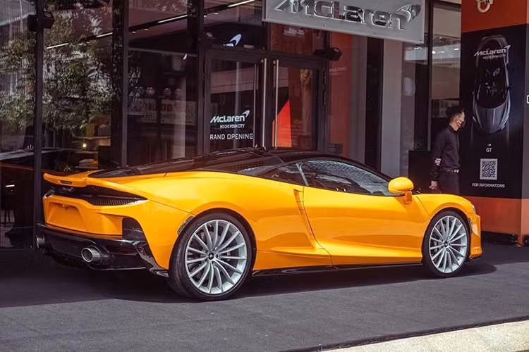 Sức mạnh của siêu xe McLaren GT màu cam đến từ khối động cơ V8, tăng áp kép, dung tích 4.0 lít mới, sản sinh công suất tối đa 620 mã lực và mô-men xoắn cực đại 630 Nm ở dải vòng tua máy từ 5.500 đến 6.500 vòng/phút.