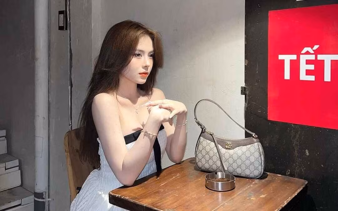 Đôi môi căng mọng cũng là điểm nhấn trong nhiều hình ảnh của Hà Môi. Trên báo chí có mô tả: “Đặc biệt, đôi môi căng mọng, được phủ lớp son bóng là điểm nhấn nổi bật”.