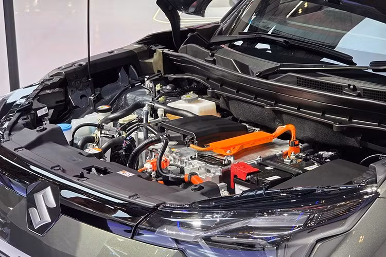 e VITARA sử dụng nền tảng HEARTECT-e mới, được phát triển dành riêng cho xe điện, với hai tùy chọn hệ truyền động gồm bản dẫn động cầu trước (1 mô-tơ) và bản dẫn động bốn bánh toàn thời gian (2 mô-tơ).