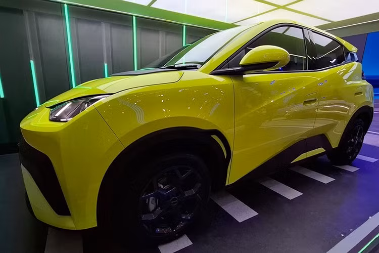 Trang bị tiêu chuẩn trên Atto 1 gồm mâm hợp kim 16 inch đi kèm lốp 185/55, đèn pha LED tự động, đèn định vị ban ngày LED, đèn hậu LED, khởi động và mở khóa không cần chìa.