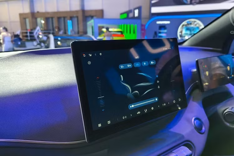 Cả hai phiên bản đều có móc ghế trẻ em ISOFIX, hệ thống cảnh báo áp suất lốp, camera lùi, cảm biến lùi, phanh tay điện tử, ga tự động thụ động, và các hệ thống an toàn cơ bản như cân bằng điện tử (ESC), chống bó cứng phanh (ABS), phân bổ lực phanh (EBD), kiểm soát lực kéo (TCS), hỗ trợ khởi hành ngang dốc (HSA). Tuy nhiên, không có hệ thống hỗ trợ lái nâng cao (ADAS) nào được trang bị cho Atto 1 tại thị trường Indonesia.