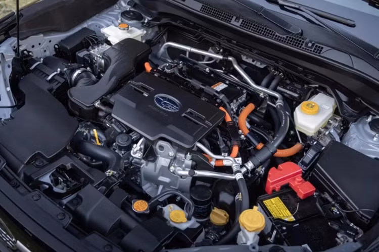 Về vận hành, Forester thế hệ mới có hai tùy chọn động cơ. Phiên bản 1.8L tăng áp cho công suất 177 mã lực và mô-men xoắn 300 Nm, đi kèm hộp số tự động CVT và hệ dẫn động 4 bánh toàn thời gian (AWD) với công nghệ X-MODE.