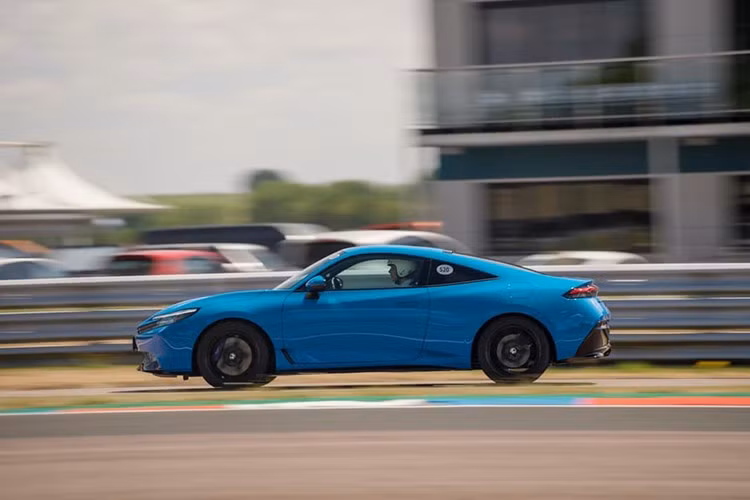 Điểm nhấn đáng chú ý nhất là chế độ lái S+ Shift, mô phỏng chuyển số nhằm mang đến trải nghiệm lái chân thật, tương tự như Hyundai Ioniq 5 N. Ngoài ra, nhiều nguồn tin cho rằng Prelude cũng sẽ được trang bị hệ thống treo trước MacPherson trục kép giúp giảm hiện tượng văng đầu (đã có trên Civic Type R), cùng với giảm xóc thích ứng nhằm nâng cao khả năng kiểm soát thân xe.