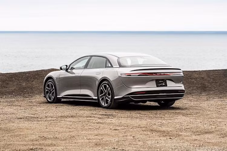 Đây là lý do vì sao tin tức Lucid Air sẽ có thể sạc ở Tesla Supercharger từ tháng 8 có thể không quá quan trọng. Ở công suất 50 kW, một Lucid Air chỉ tăng thêm khoảng 200 miles (gần 320 km) tầm hoạt động mỗi giờ sạc.