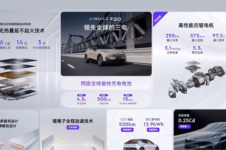 Song song với việc ra mắt phiên bản mới, Lynk &amp; Co cũng tung ra bản cập nhật phần mềm tập trung vào 5 mảng: hỗ trợ đỗ xe thông minh, chế độ bảo vệ xe, điều hướng bản đồ, hệ sinh thái ứng dụng và điều khiển xe. Các tính năng mới bao gồm khả năng đỗ xe từ xa, giám sát an ninh nâng cao, hướng dẫn làn đường bằng hình ảnh và tích hợp các ứng dụng phổ biến tại Trung Quốc như Bilibili hay Kugou Music.