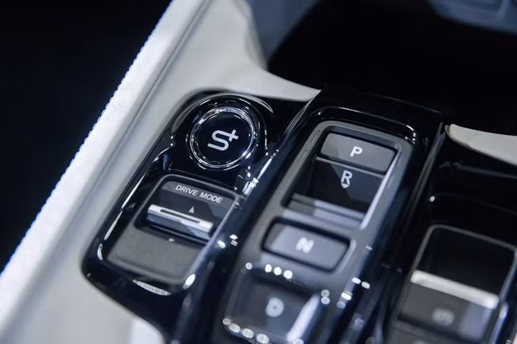 Trung tâm bảng điều khiển là cụm chọn số dạng nút bấm – thiết kế đặc trưng trên các mẫu hybrid Honda toàn cầu. Bên cạnh đó là nút phanh tay điện tử, nút chọn chế độ lái và đặc biệt là nút S+ kích thước lớn – có thể liên quan đến tính năng mô phỏng chuyển số.Ghế ngồi dạng thể thao với phần vai cao, ôm lưng được đánh giá mang lại cảm giác ngồi chắc chắn và phù hợp với phong cách vận hành thể thao.