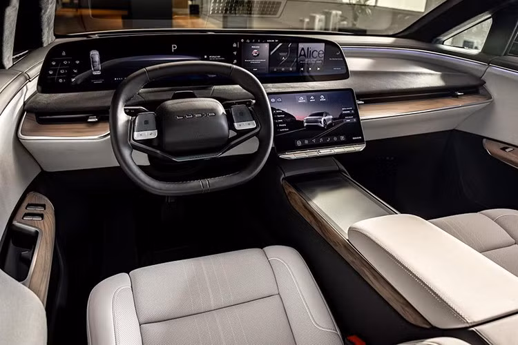 Khả năng dùng Supercharger sẽ không thực sự hữu ích, trừ khi không có trạm sạc 800 volt nào khả dụng. Để sử dụng trạm Tesla, chủ xe Air phải mang theo bộ chuyển đổi NACS sang CCS, loại Lucid bán với giá 220 USD, khá bất tiện.