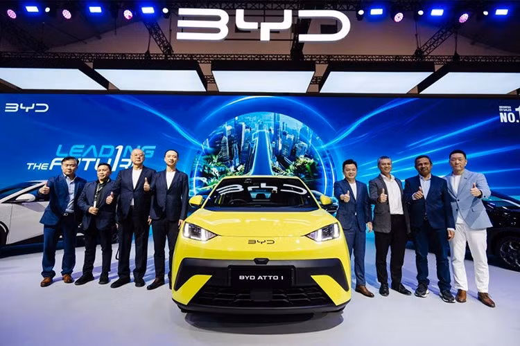 Hãng xe BYD của Trung Quốc vừa chính thức giới thiệu mẫu xe điện cỡ nhỏ Atto 1 tại Triển lãm Ôtô Quốc tế Gaikindo Indonesia (GIIAS) 2025. Đây thực chất là phiên bản đổi tên của mẫu Seagull hay Dolphin tại một số thị trường.