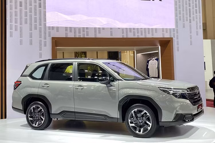 Ở thế hệ mới nhất, mẫu xe Subaru Forester 2026 loại bỏ thiết kế giàu cá tính cũ giống BMW X1 cũ với các đường cong rõ ràng và mũi thấp. Thay vào đó, xe chọn cho mình phong cách khối hộp nam tính và hiện đại hơn.