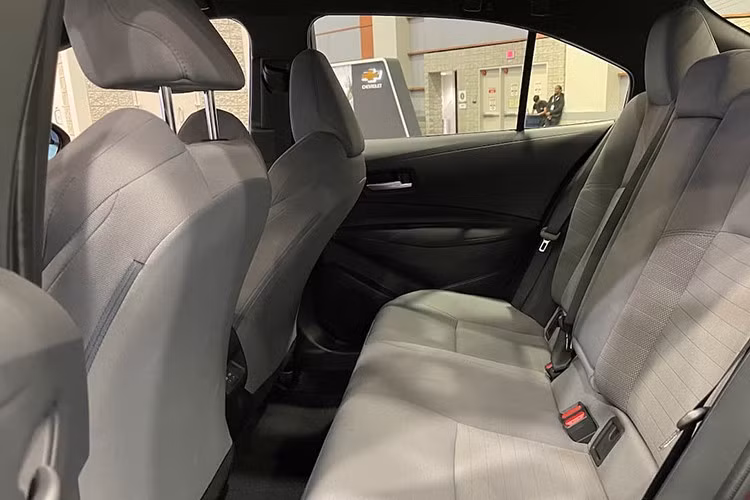 Người dùng cũng có thể yên tâm với gói công nghệ hỗ trợ lái Toyota Safety Sense 3.0, bao gồm kiểm soát hành trình radar toàn dải tốc độ, hỗ trợ giữ làn đường, hỗ trợ lái chủ động, cảnh báo chệch làn có trợ lực lái, và hệ thống phanh khẩn cấp tích hợp cảnh báo người đi bộ.