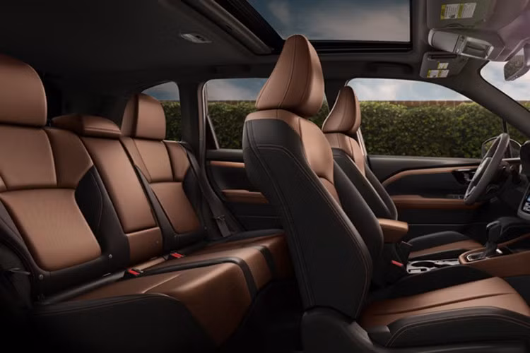 Đáng chú ý, Forester 2026 là mẫu Subaru đầu tiên trang bị hệ thống hỗ trợ người lái EyeSight X thế hệ mới, kết hợp camera góc rộng, radar và hệ thống stereo camera giúp hỗ trợ phanh và cảnh báo va chạm hiệu quả hơn. Đây cũng là mẫu xe đầu tiên trên thế giới được trang bị túi khí bên ngoài nhằm giảm thiểu chấn thương cho người đi xe đạp khi va chạm.