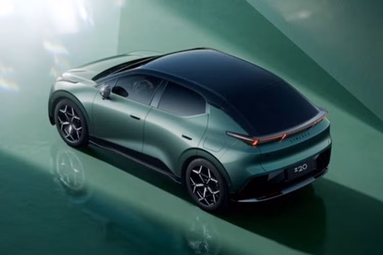 Mặc dù có giá thấp hơn, Lynk &amp; Co Z20 vẫn được cam kết giữ nguyên khả năng vận hành và hiệu suất. Xe sử dụng nền tảng khung gầm SEA với hệ thống treo trước MacPherson, hệ thống treo sau độc lập 5 liên kết, phanh đĩa thông gió Brembo và bộ điều khiển phanh Bosch One-box.