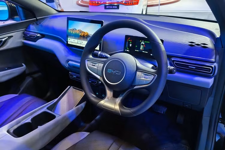 Phiên bản Premium được trang bị thêm vô-lăng điều chỉnh 4 hướng (bản Dynamic chỉ điều chỉnh gật gù), ghế lái chỉnh điện (Dynamic chỉnh cơ), sạc điện thoại không dây và cửa kính người lái một chạm chống kẹt. Đặc biệt, bản Premium có 6 túi khí (trước, bên hông và rèm) trong khi bản Dynamic chỉ có 4 túi khí do thiếu túi khí bên hông.