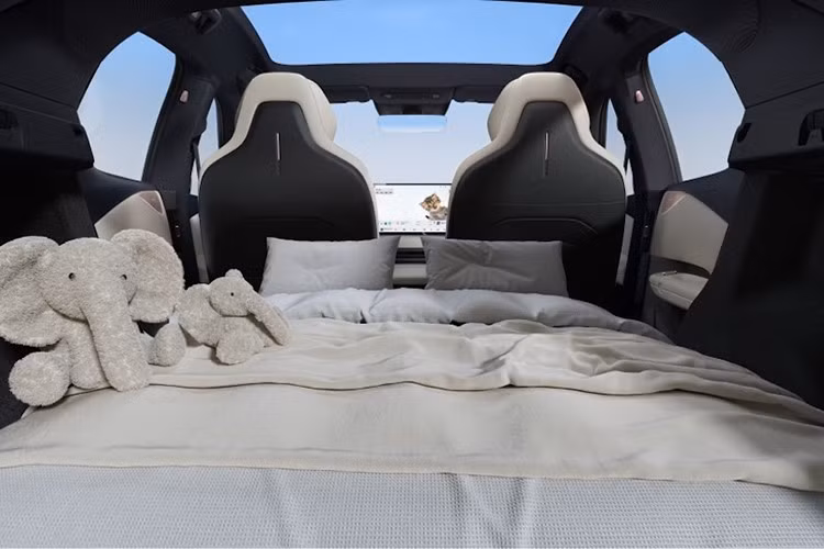 Hai bản Lynk &amp; Co Z20 2025 giá rẻ này cũng được trang bị màn hình cảm ứng trung tâm 15,4 inch, hình hiển thị thông tin kính lái HUD 13,8 inch và bảng đồng hồ kỹ thuật số 10,2 inch. Tính năng “Dynamic Island” linh hoạt tiếp tục là điểm thu hút, cho phép tùy biến không gian nội thất như khoang thú cưng hay khu pha cà phê mini.