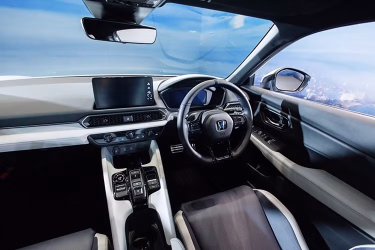 Dựa trên nền tảng sedan hạng C – Honda Civic, không quá ngạc nhiên khi khoang lái của Prelude 2026 có nhiều điểm tương đồng với Civic thế hệ thứ 11. Xe được trang bị cụm đồng hồ kỹ thuật số 10,25 inch, màn hình giải trí 9 inch dạng nổi, vô lăng ba chấu, hốc gió phủ lưới kim loại và các núm điều hòa cơ học cỡ lớn.