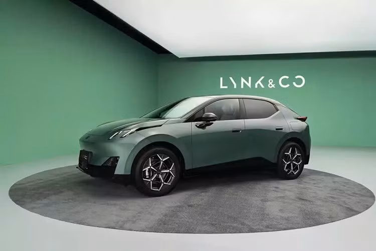 Chưa hết, hai bản mới của dòng xe điện này còn dùng vành 18 inch thay vì 19 inch. Hệ thống âm thanh Harman Kardon 14 loa nay đã trở thành trang bị tùy chọn thay vì tiêu chuẩn.